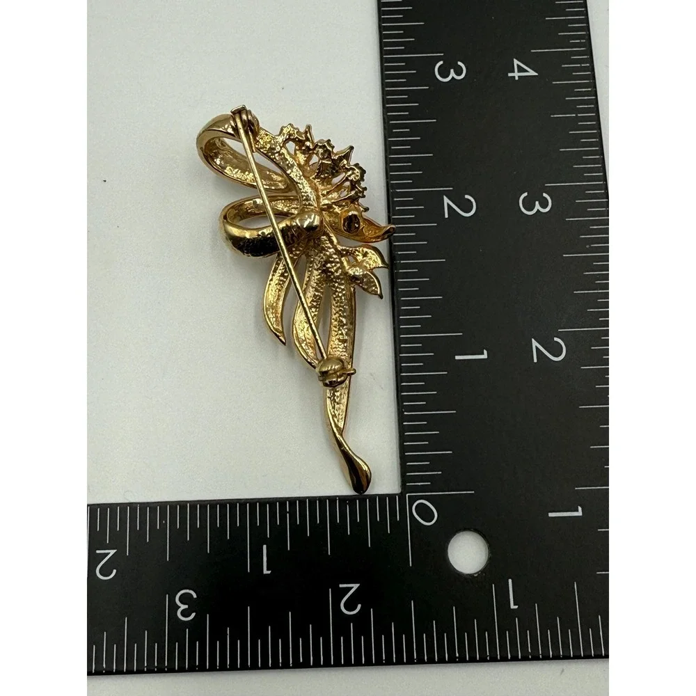 Vintage Rhinestone Brooch Red Marquise Stones Gold Tone Ribbon‎ Swirl Pin